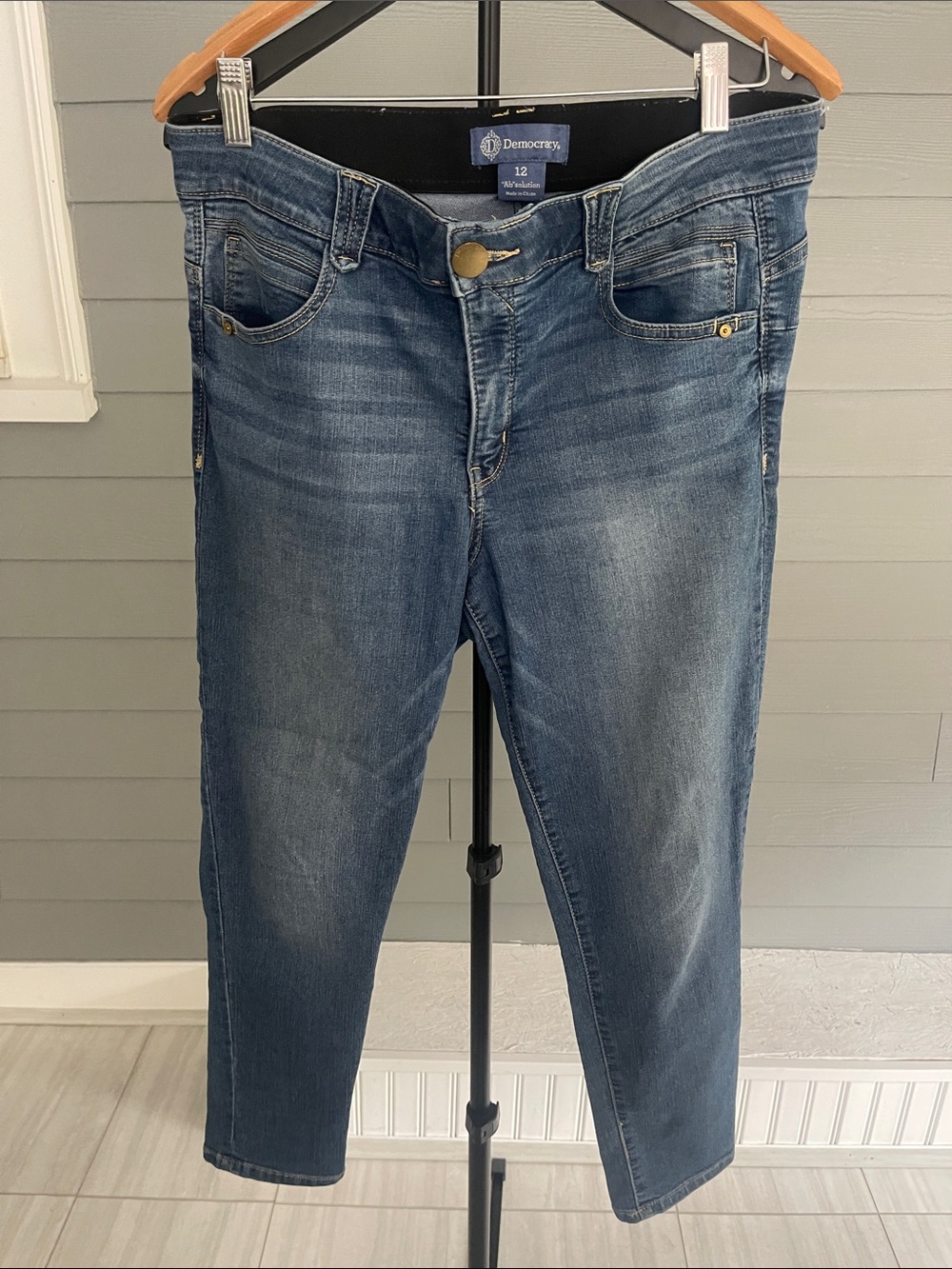 Democracy Slim Jeans in Dark Blue Wash Size 12